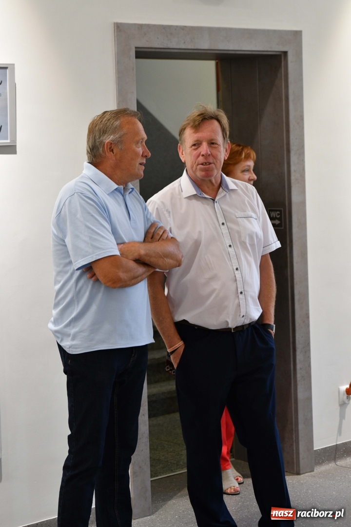 Zdjęcie w galerii na portalu naszraciborz.pl: Racibórz nieoczywisty. Obrazy Piotra Wiedera w książnicy wiadomości z regionu