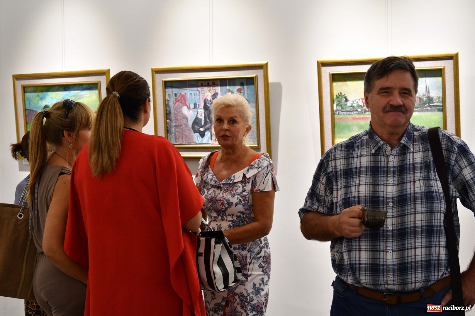 Zdjęcie w galerii na portalu naszraciborz.pl: Racibórz nieoczywisty. Obrazy Piotra Wiedera w książnicy wiadomości z regionu