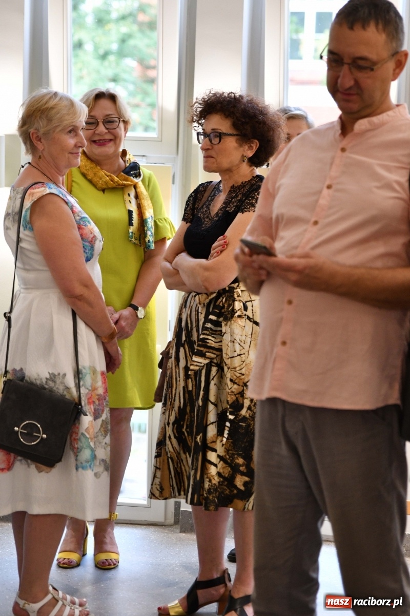 Zdjęcie w galerii na portalu naszraciborz.pl: Racibórz nieoczywisty. Obrazy Piotra Wiedera w książnicy wiadomości z regionu