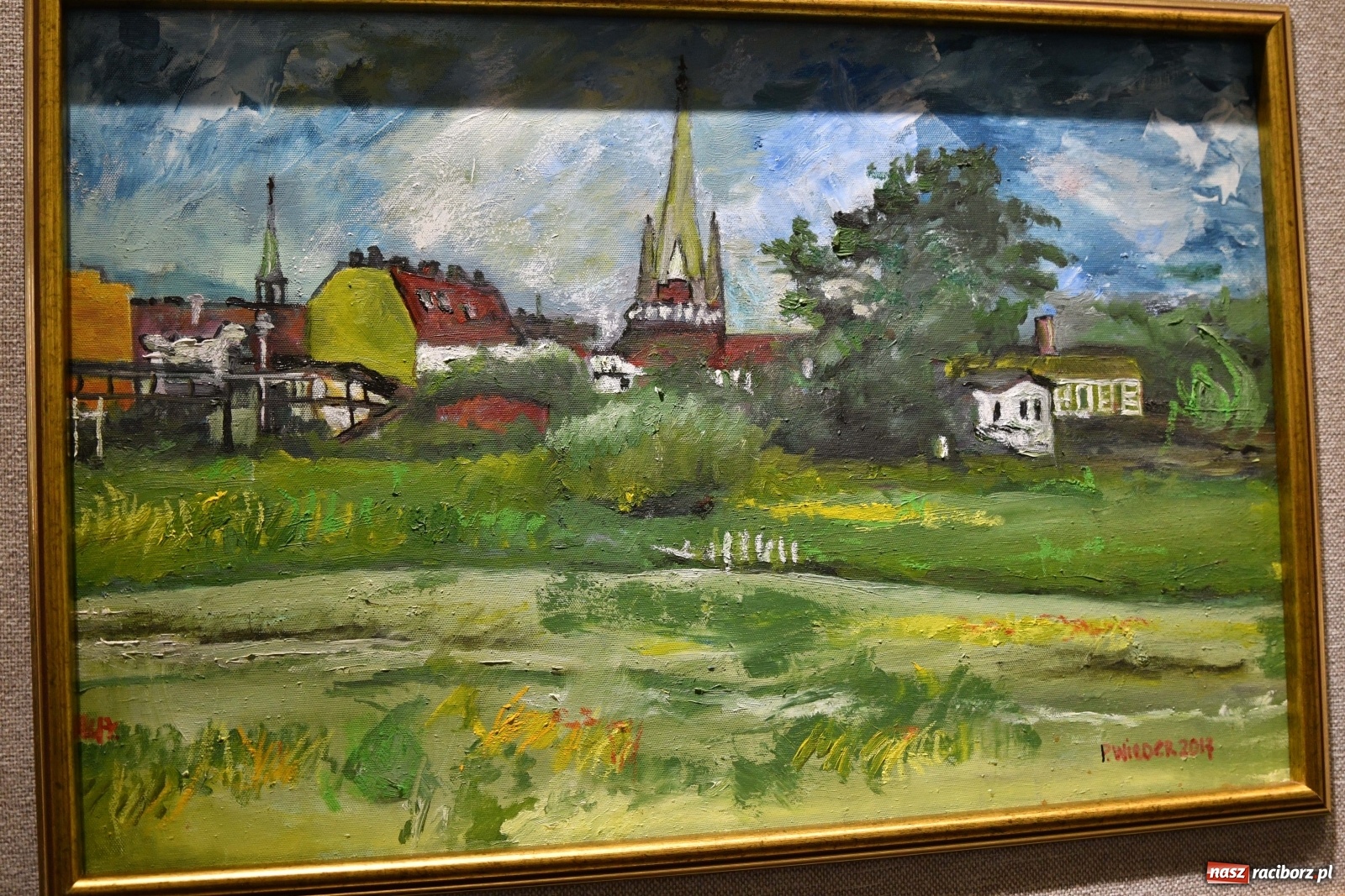 Zdjęcie w galerii na portalu naszraciborz.pl: Racibórz nieoczywisty. Obrazy Piotra Wiedera w książnicy wiadomości z regionu