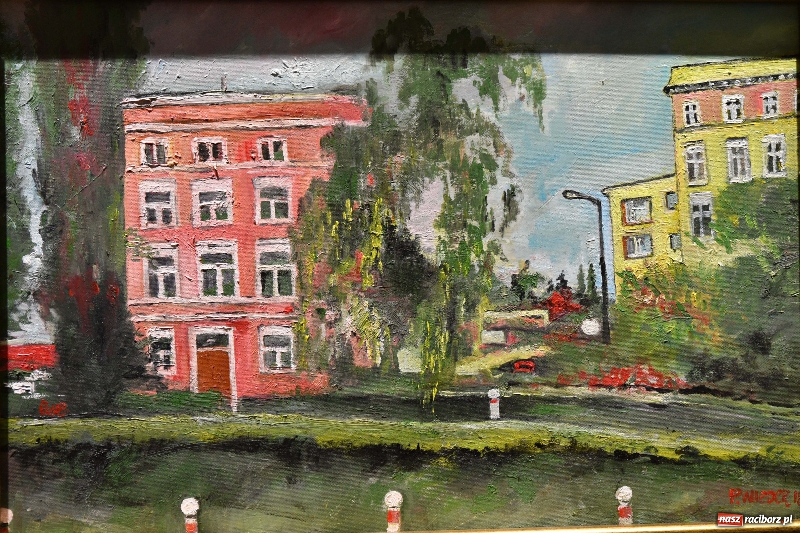 Zdjęcie w galerii na portalu naszraciborz.pl: Racibórz nieoczywisty. Obrazy Piotra Wiedera w książnicy wiadomości z regionu