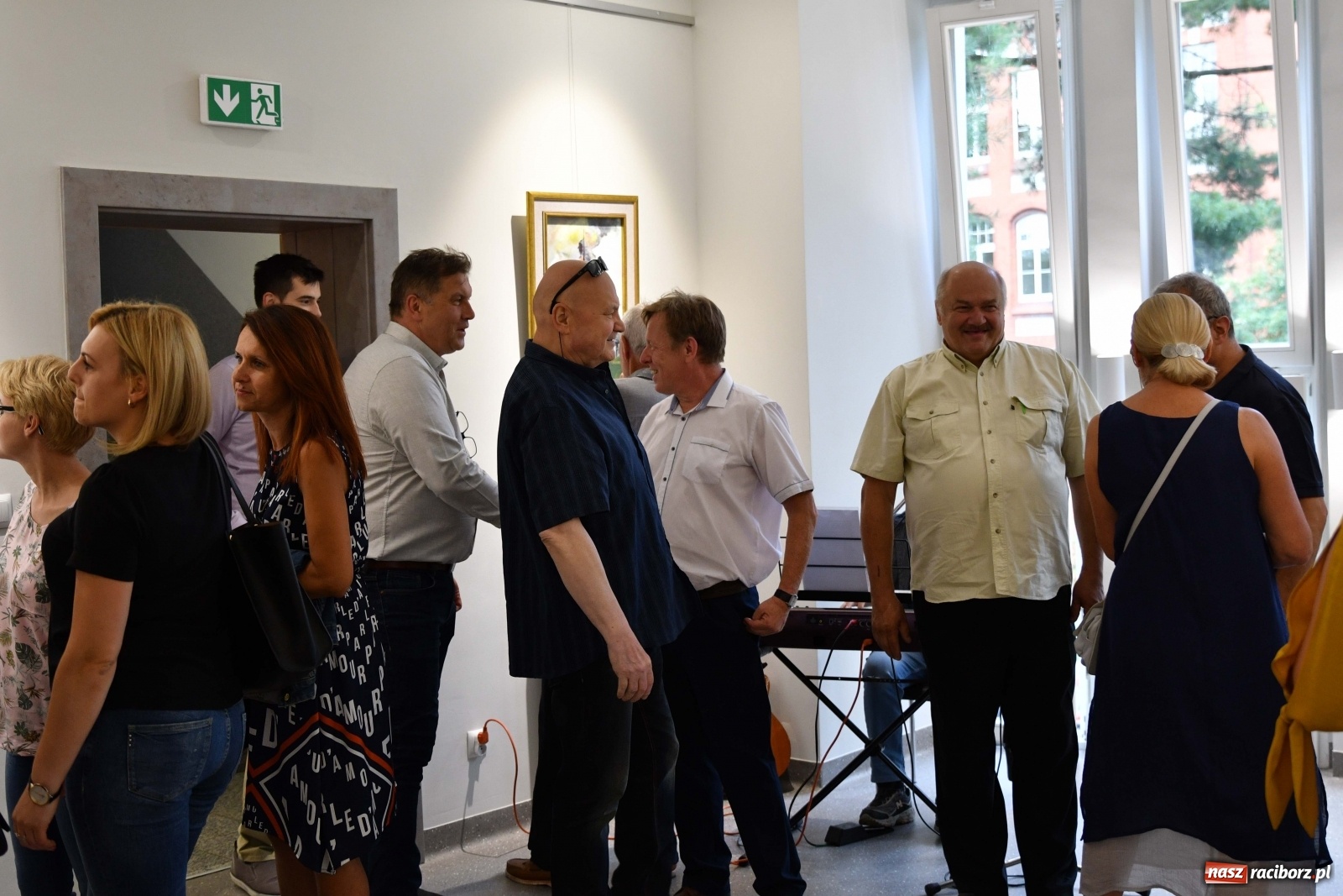 Zdjęcie w galerii na portalu naszraciborz.pl: Racibórz nieoczywisty. Obrazy Piotra Wiedera w książnicy wiadomości z regionu