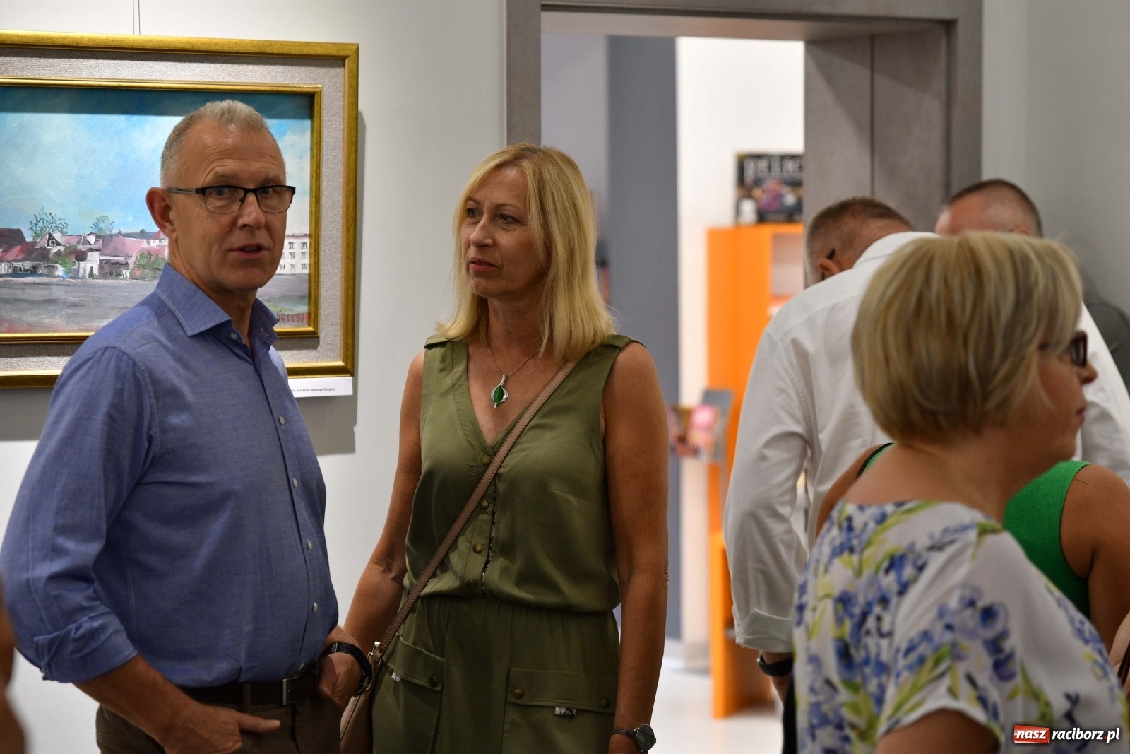 Zdjęcie w galerii na portalu naszraciborz.pl: Racibórz nieoczywisty. Obrazy Piotra Wiedera w książnicy wiadomości z regionu