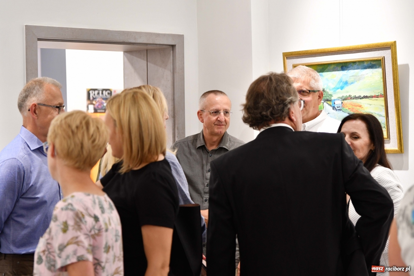 Zdjęcie w galerii na portalu naszraciborz.pl: Racibórz nieoczywisty. Obrazy Piotra Wiedera w książnicy wiadomości z regionu