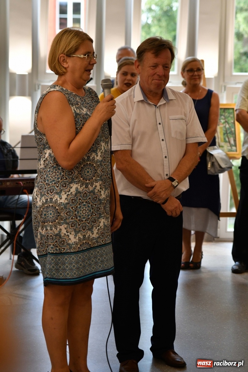 Zdjęcie w galerii na portalu naszraciborz.pl: Racibórz nieoczywisty. Obrazy Piotra Wiedera w książnicy wiadomości z regionu