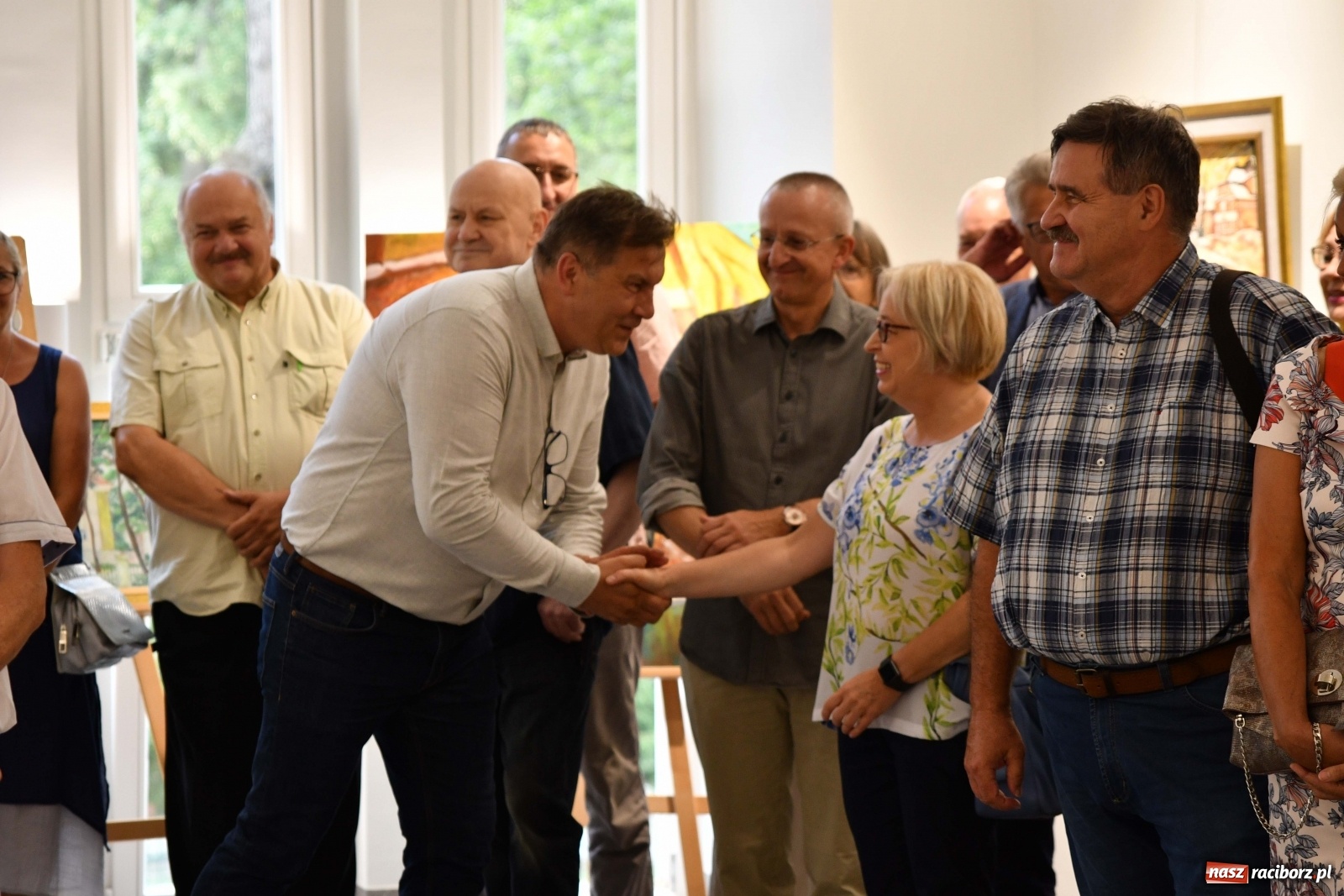 Zdjęcie w galerii na portalu naszraciborz.pl: Racibórz nieoczywisty. Obrazy Piotra Wiedera w książnicy wiadomości z regionu