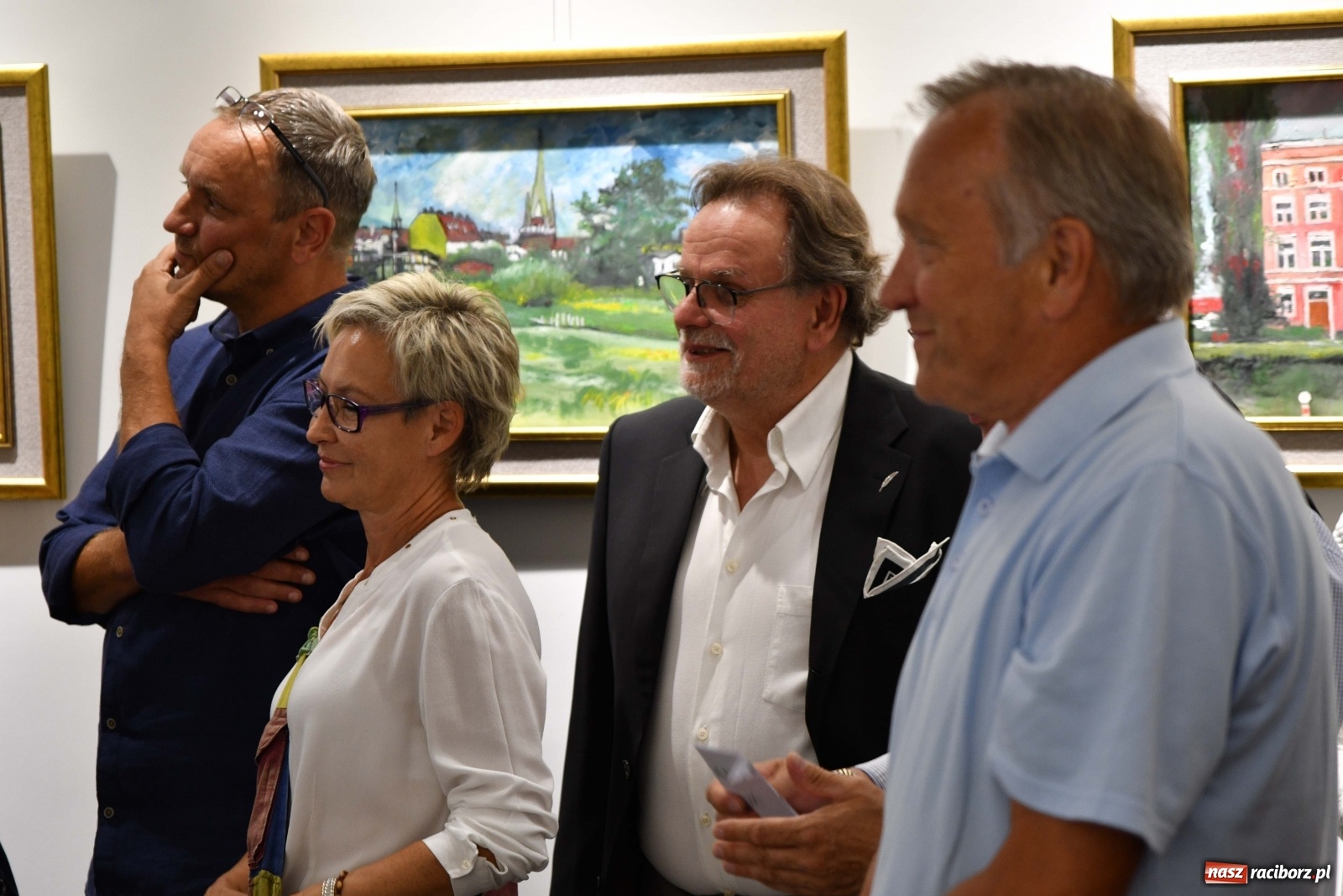 Zdjęcie w galerii na portalu naszraciborz.pl: Racibórz nieoczywisty. Obrazy Piotra Wiedera w książnicy wiadomości z regionu