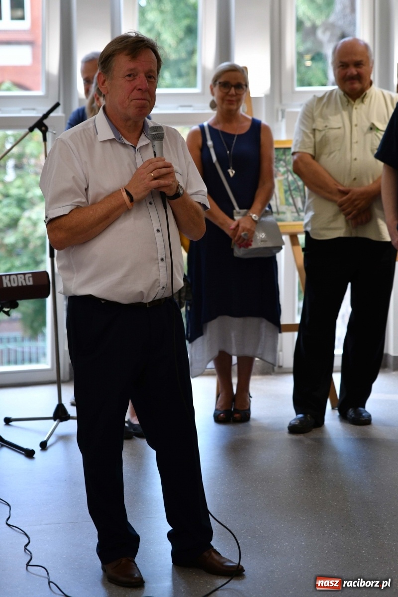 Zdjęcie w galerii na portalu naszraciborz.pl: Racibórz nieoczywisty. Obrazy Piotra Wiedera w książnicy wiadomości z regionu