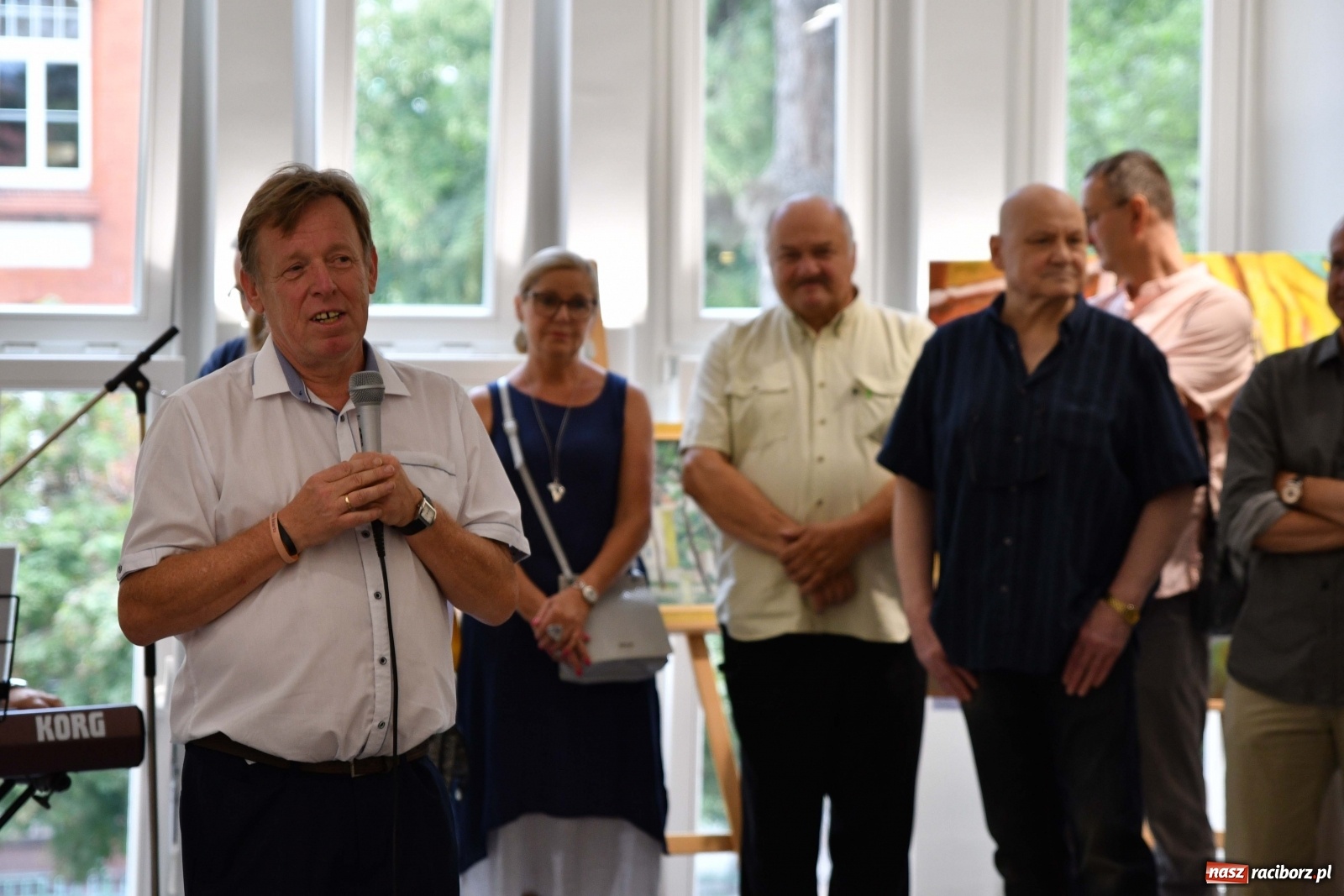 Zdjęcie w galerii na portalu naszraciborz.pl: Racibórz nieoczywisty. Obrazy Piotra Wiedera w książnicy wiadomości z regionu