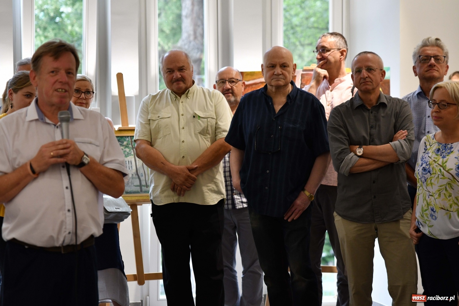 Zdjęcie w galerii na portalu naszraciborz.pl: Racibórz nieoczywisty. Obrazy Piotra Wiedera w książnicy wiadomości z regionu