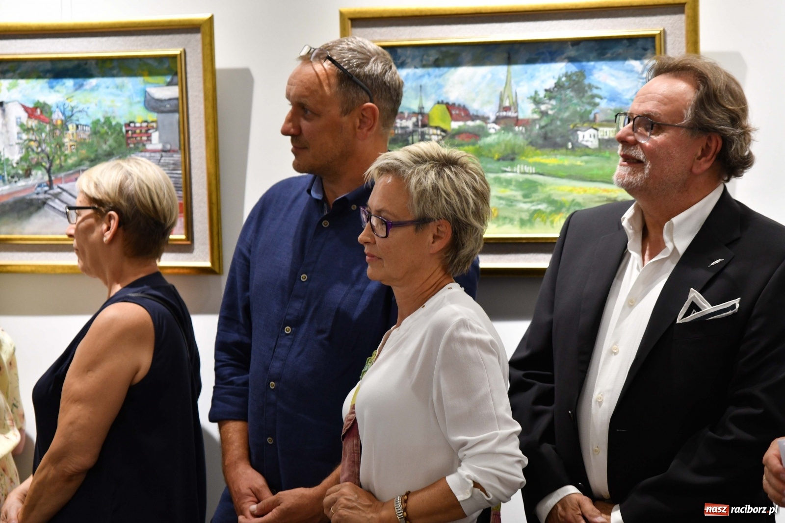 Zdjęcie w galerii na portalu naszraciborz.pl: Racibórz nieoczywisty. Obrazy Piotra Wiedera w książnicy wiadomości z regionu