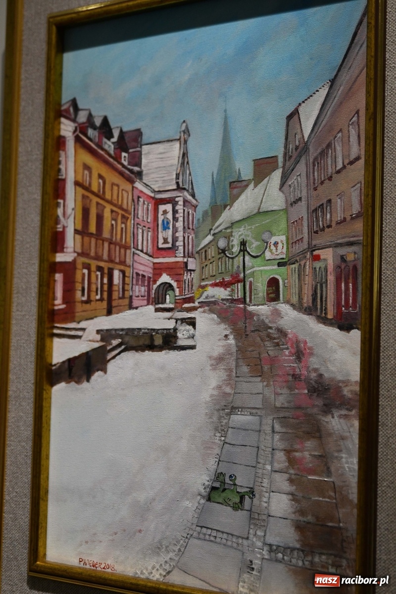 Zdjęcie w galerii na portalu naszraciborz.pl: Racibórz nieoczywisty. Obrazy Piotra Wiedera w książnicy wiadomości z regionu