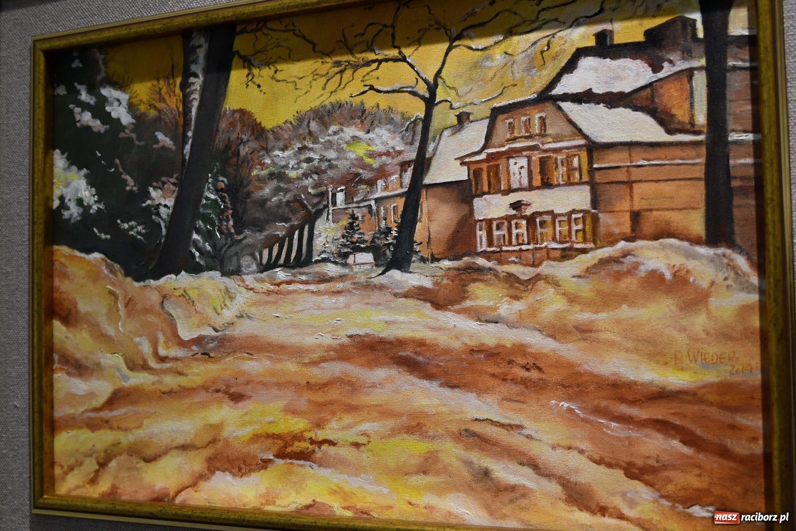 Zdjęcie w galerii na portalu naszraciborz.pl: Racibórz nieoczywisty. Obrazy Piotra Wiedera w książnicy wiadomości z regionu