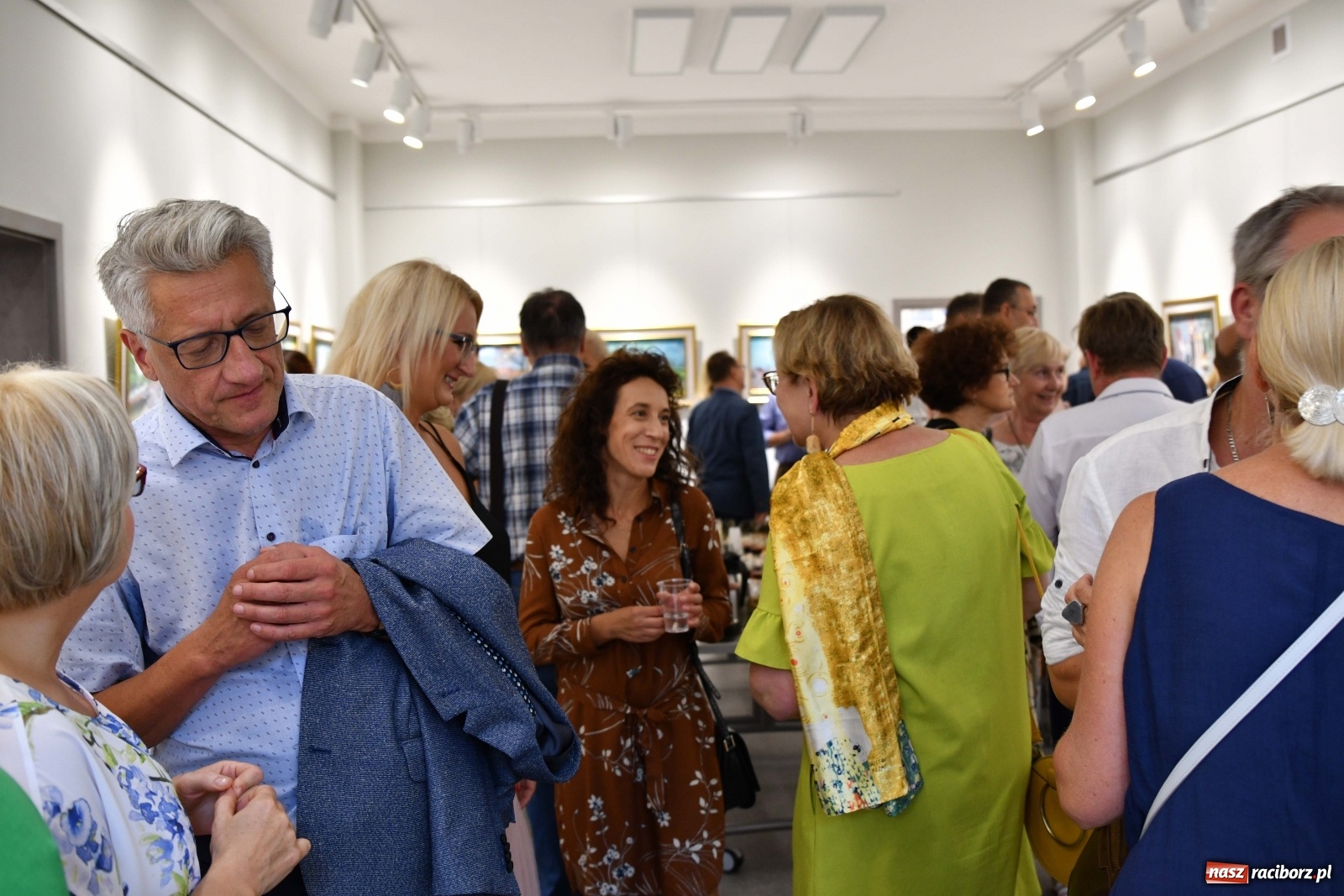 Zdjęcie w galerii na portalu naszraciborz.pl: Racibórz nieoczywisty. Obrazy Piotra Wiedera w książnicy wiadomości z regionu