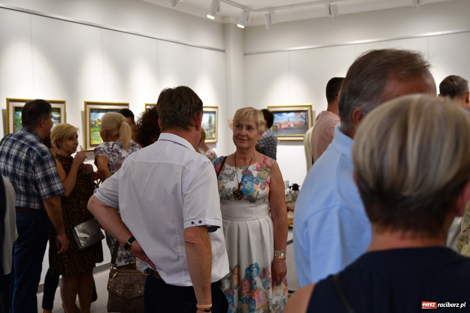 Zdjęcie w galerii na portalu naszraciborz.pl: Racibórz nieoczywisty. Obrazy Piotra Wiedera w książnicy wiadomości z regionu