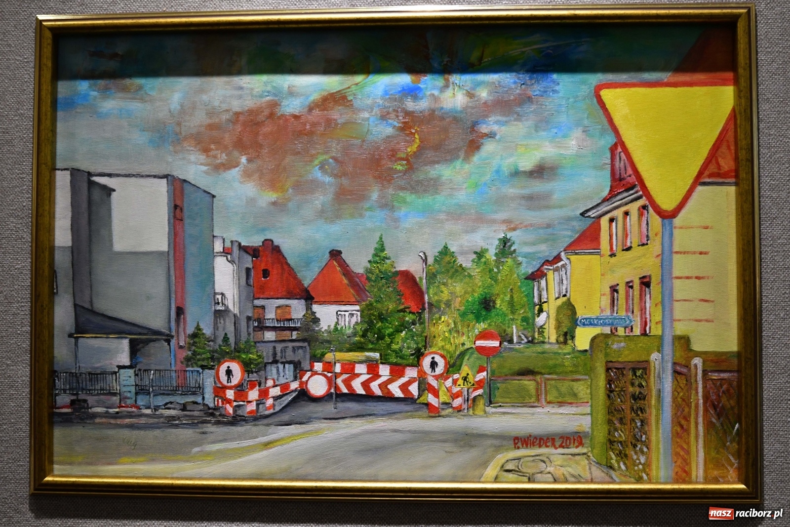 Zdjęcie w galerii na portalu naszraciborz.pl: Racibórz nieoczywisty. Obrazy Piotra Wiedera w książnicy wiadomości z regionu