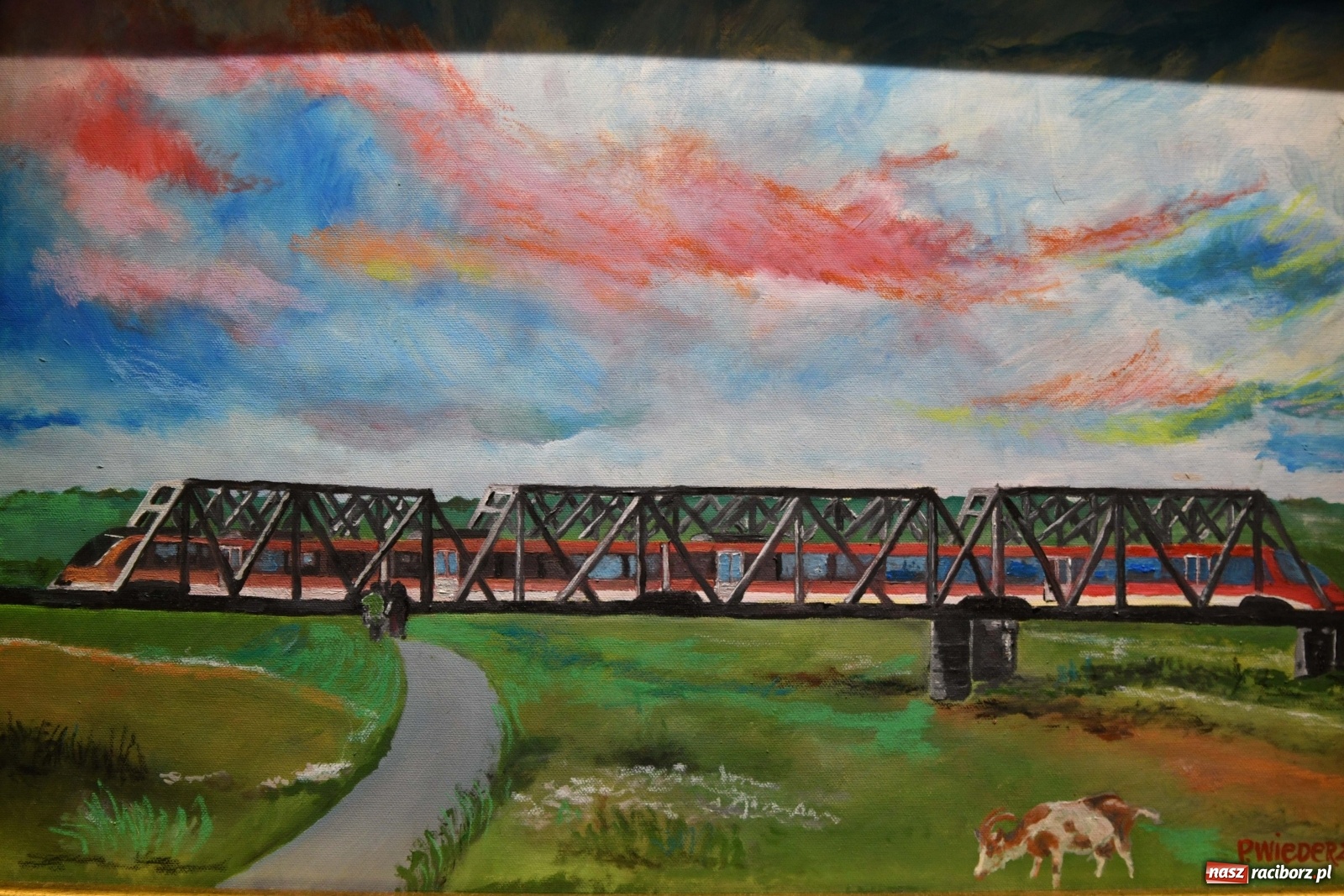 Zdjęcie w galerii na portalu naszraciborz.pl: Racibórz nieoczywisty. Obrazy Piotra Wiedera w książnicy wiadomości z regionu