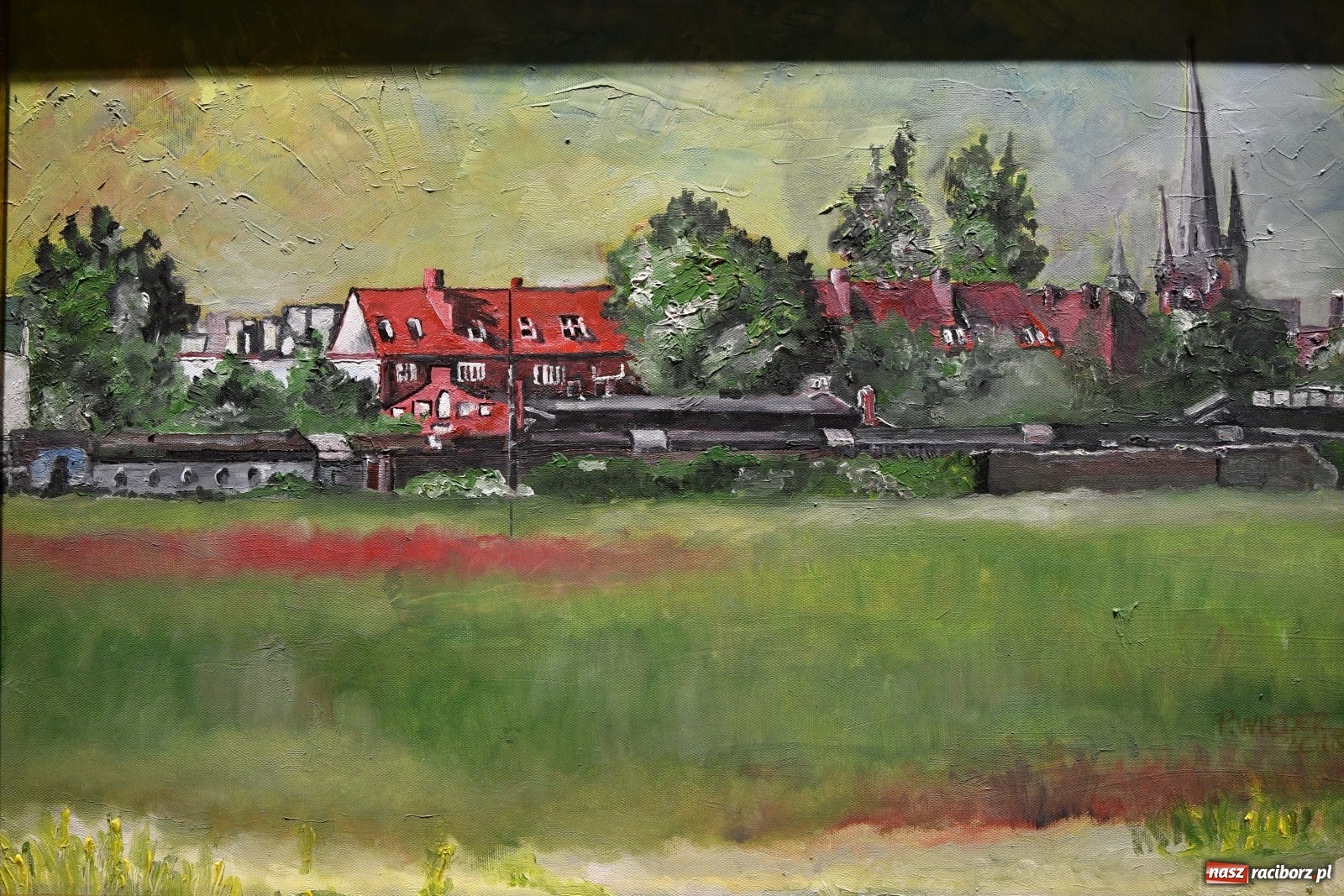 Zdjęcie w galerii na portalu naszraciborz.pl: Racibórz nieoczywisty. Obrazy Piotra Wiedera w książnicy wiadomości z regionu