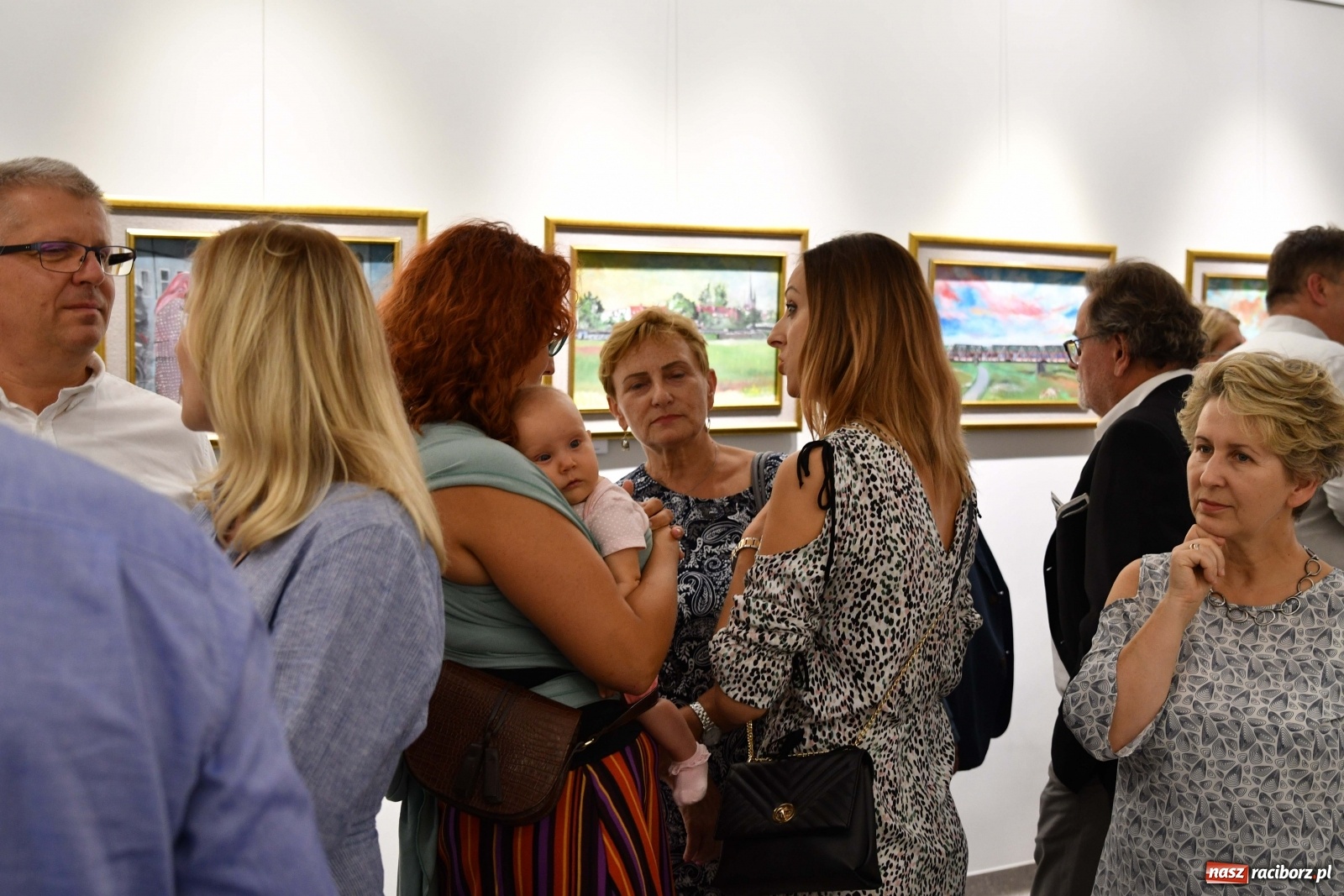 Zdjęcie w galerii na portalu naszraciborz.pl: Racibórz nieoczywisty. Obrazy Piotra Wiedera w książnicy wiadomości z regionu