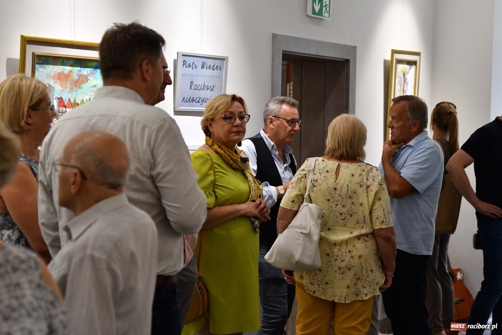 Zdjęcie w galerii na portalu naszraciborz.pl: Racibórz nieoczywisty. Obrazy Piotra Wiedera w książnicy wiadomości z regionu