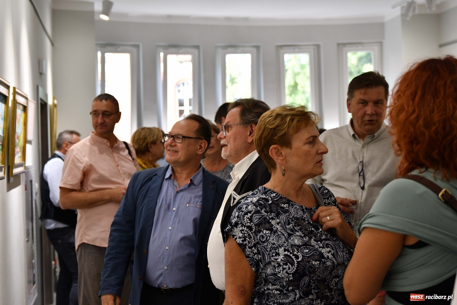 Zdjęcie w galerii na portalu naszraciborz.pl: Racibórz nieoczywisty. Obrazy Piotra Wiedera w książnicy wiadomości z regionu