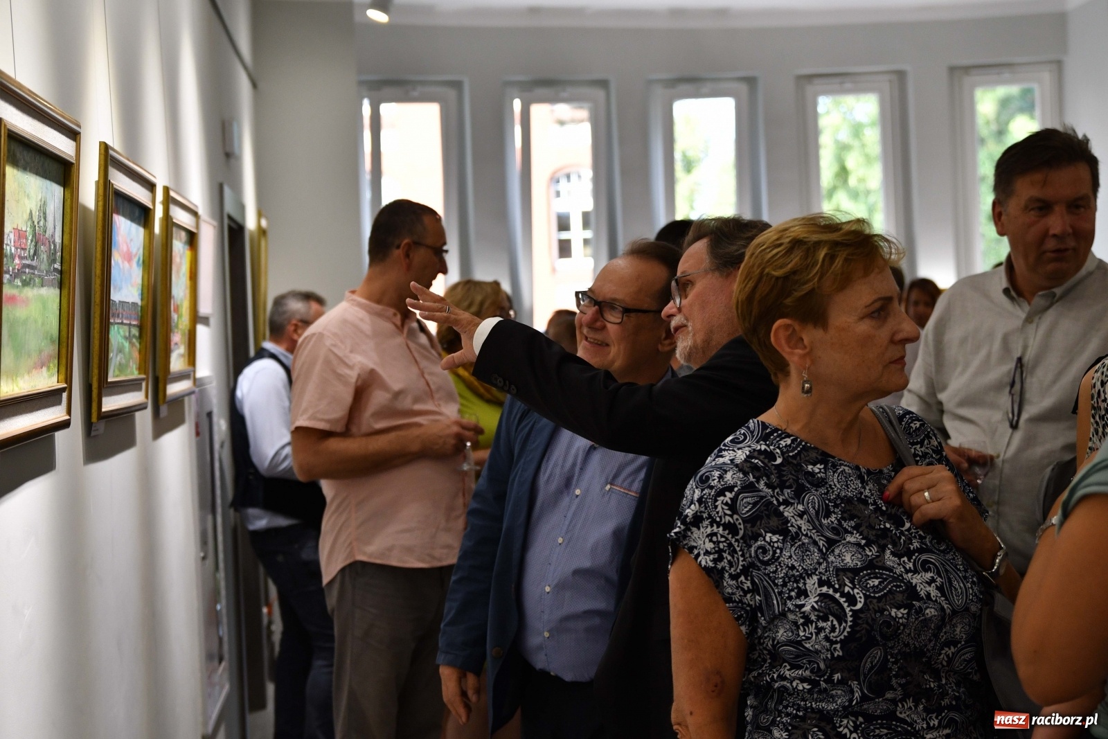 Zdjęcie w galerii na portalu naszraciborz.pl: Racibórz nieoczywisty. Obrazy Piotra Wiedera w książnicy wiadomości z regionu