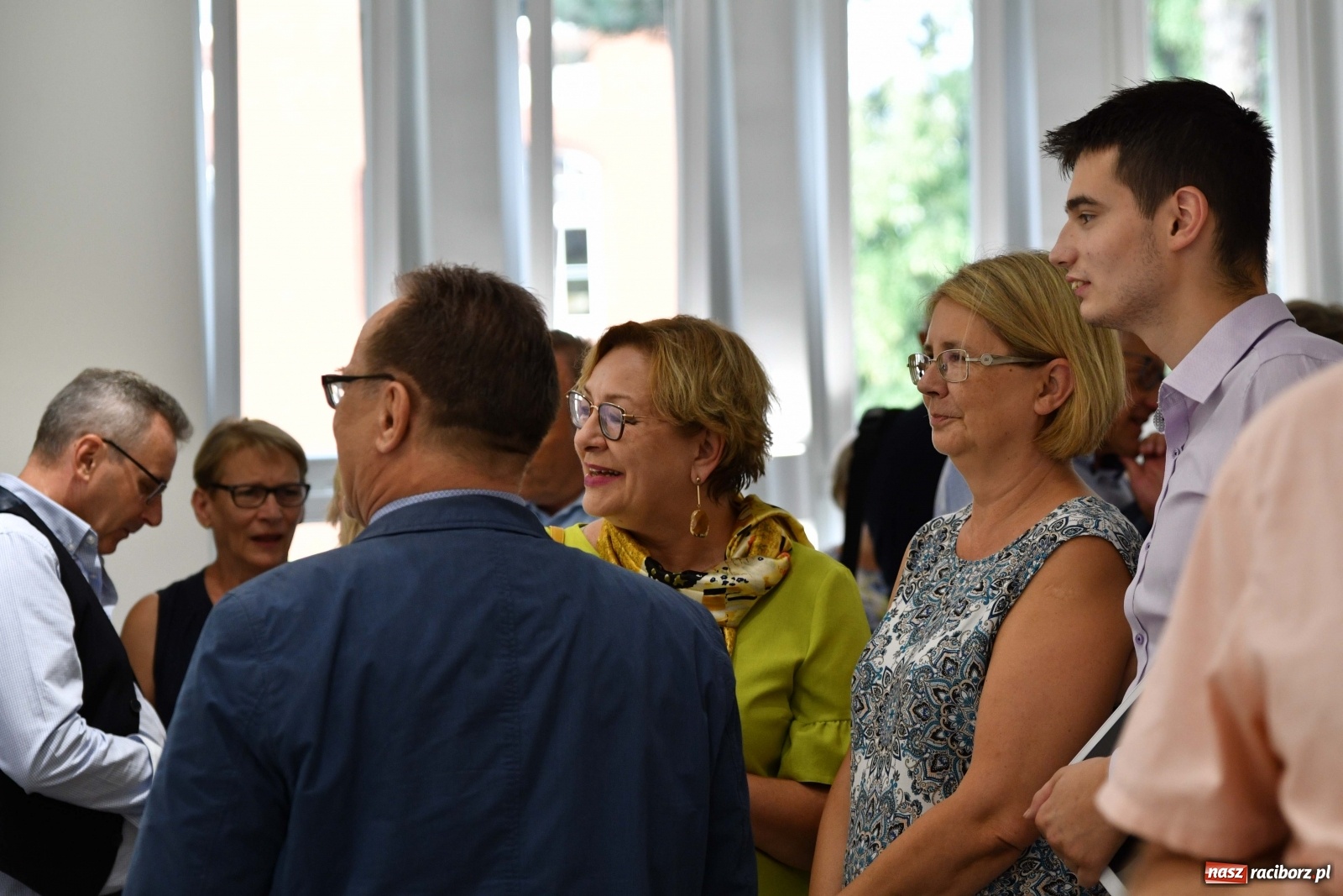 Zdjęcie w galerii na portalu naszraciborz.pl: Racibórz nieoczywisty. Obrazy Piotra Wiedera w książnicy wiadomości z regionu