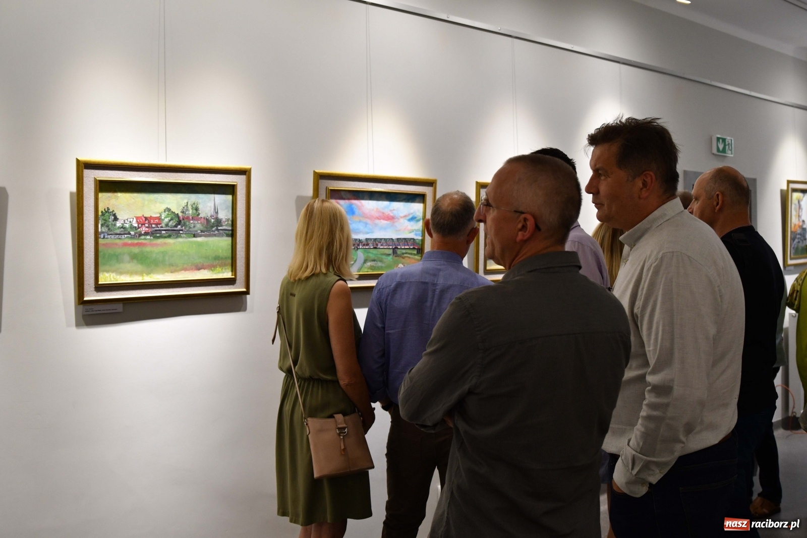 Zdjęcie w galerii na portalu naszraciborz.pl: Racibórz nieoczywisty. Obrazy Piotra Wiedera w książnicy wiadomości z regionu