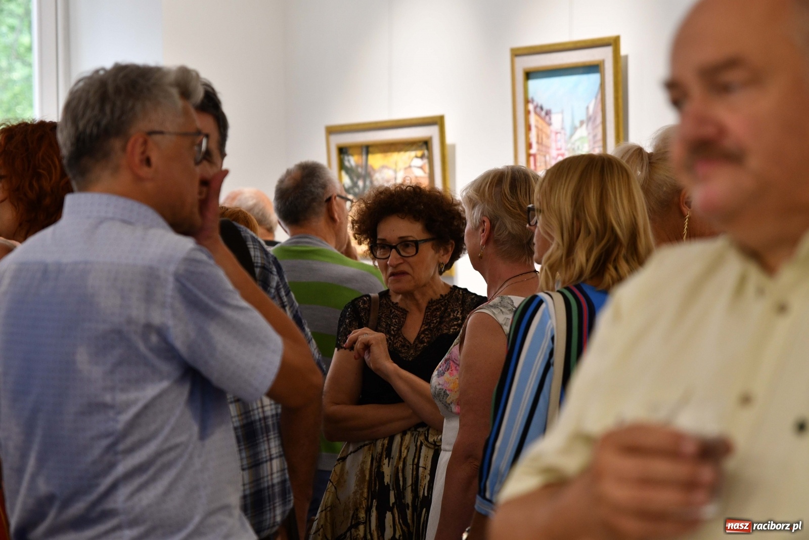 Zdjęcie w galerii na portalu naszraciborz.pl: Racibórz nieoczywisty. Obrazy Piotra Wiedera w książnicy wiadomości z regionu