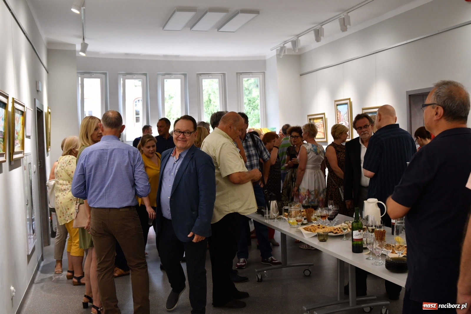 Zdjęcie w galerii na portalu naszraciborz.pl: Racibórz nieoczywisty. Obrazy Piotra Wiedera w książnicy wiadomości z regionu