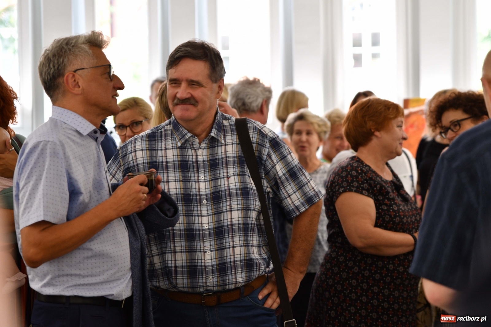 Zdjęcie w galerii na portalu naszraciborz.pl: Racibórz nieoczywisty. Obrazy Piotra Wiedera w książnicy wiadomości z regionu