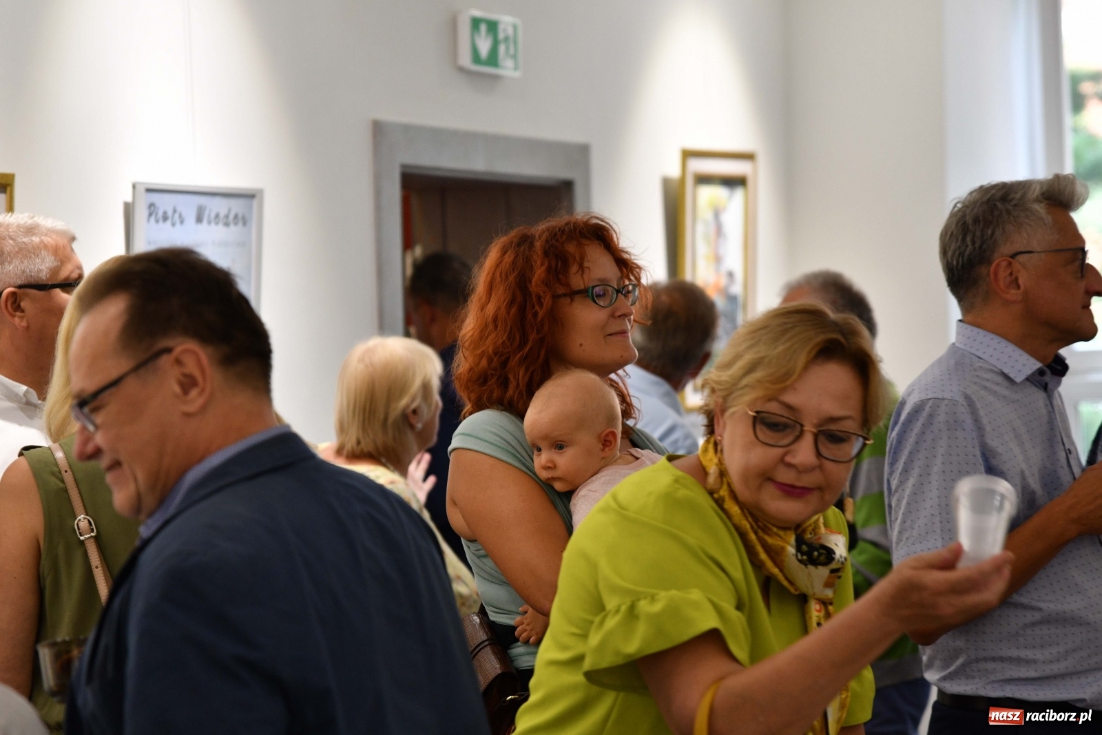 Zdjęcie w galerii na portalu naszraciborz.pl: Racibórz nieoczywisty. Obrazy Piotra Wiedera w książnicy wiadomości z regionu