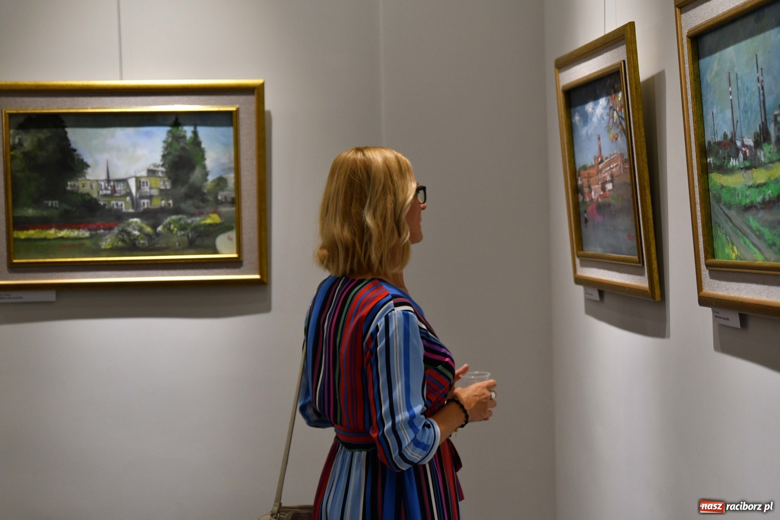 Zdjęcie w galerii na portalu naszraciborz.pl: Racibórz nieoczywisty. Obrazy Piotra Wiedera w książnicy wiadomości z regionu