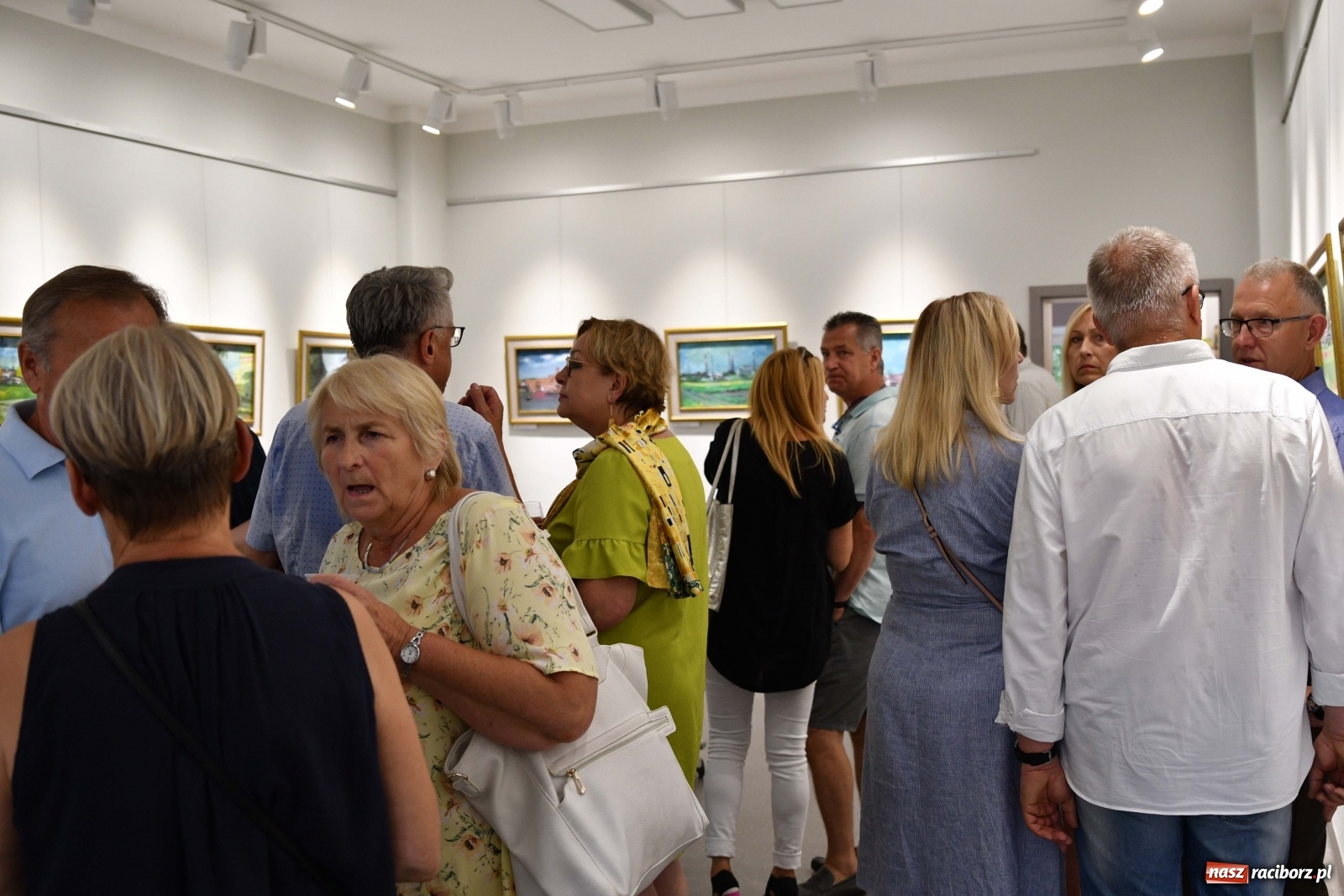 Zdjęcie w galerii na portalu naszraciborz.pl: Racibórz nieoczywisty. Obrazy Piotra Wiedera w książnicy wiadomości z regionu