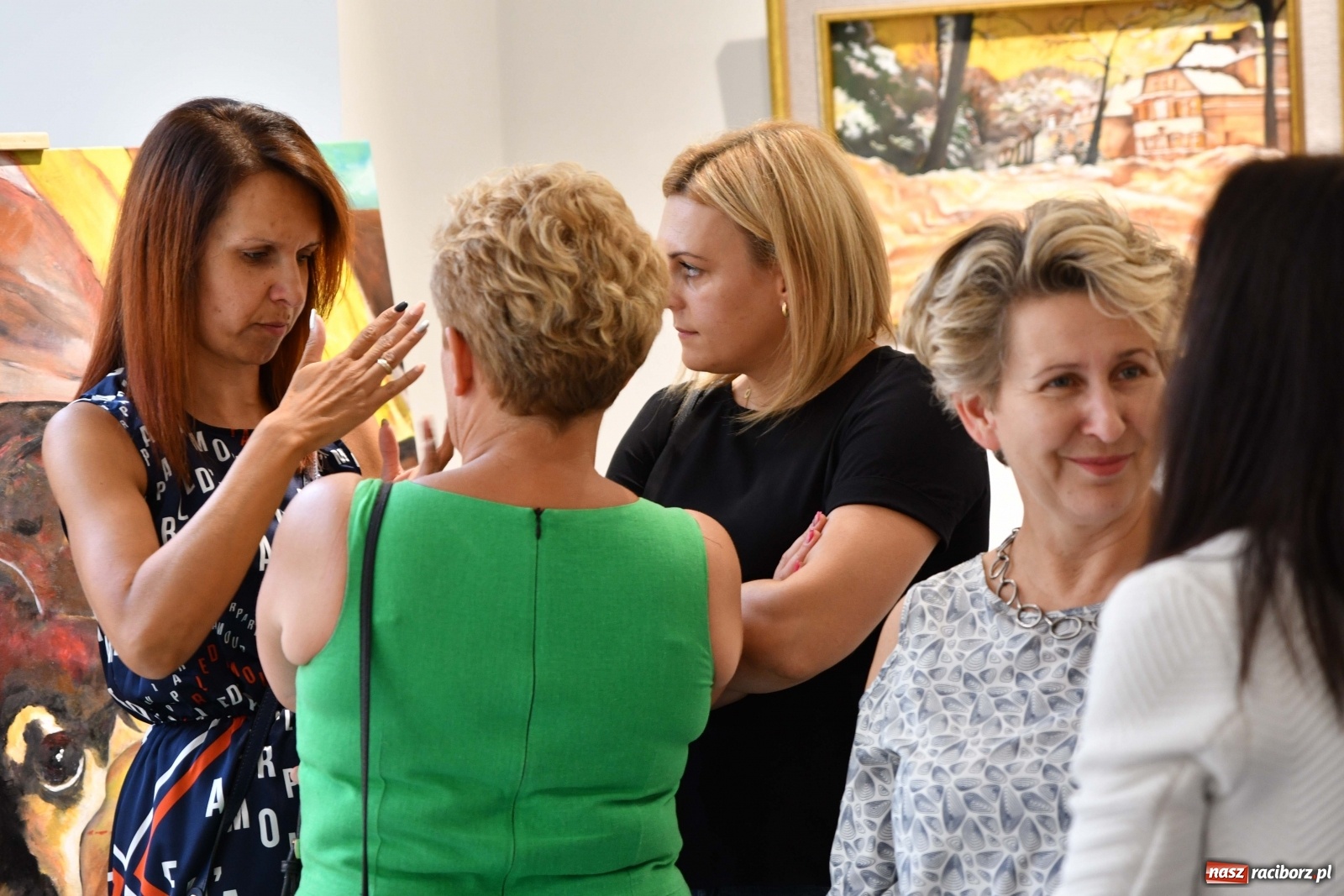 Zdjęcie w galerii na portalu naszraciborz.pl: Racibórz nieoczywisty. Obrazy Piotra Wiedera w książnicy wiadomości z regionu