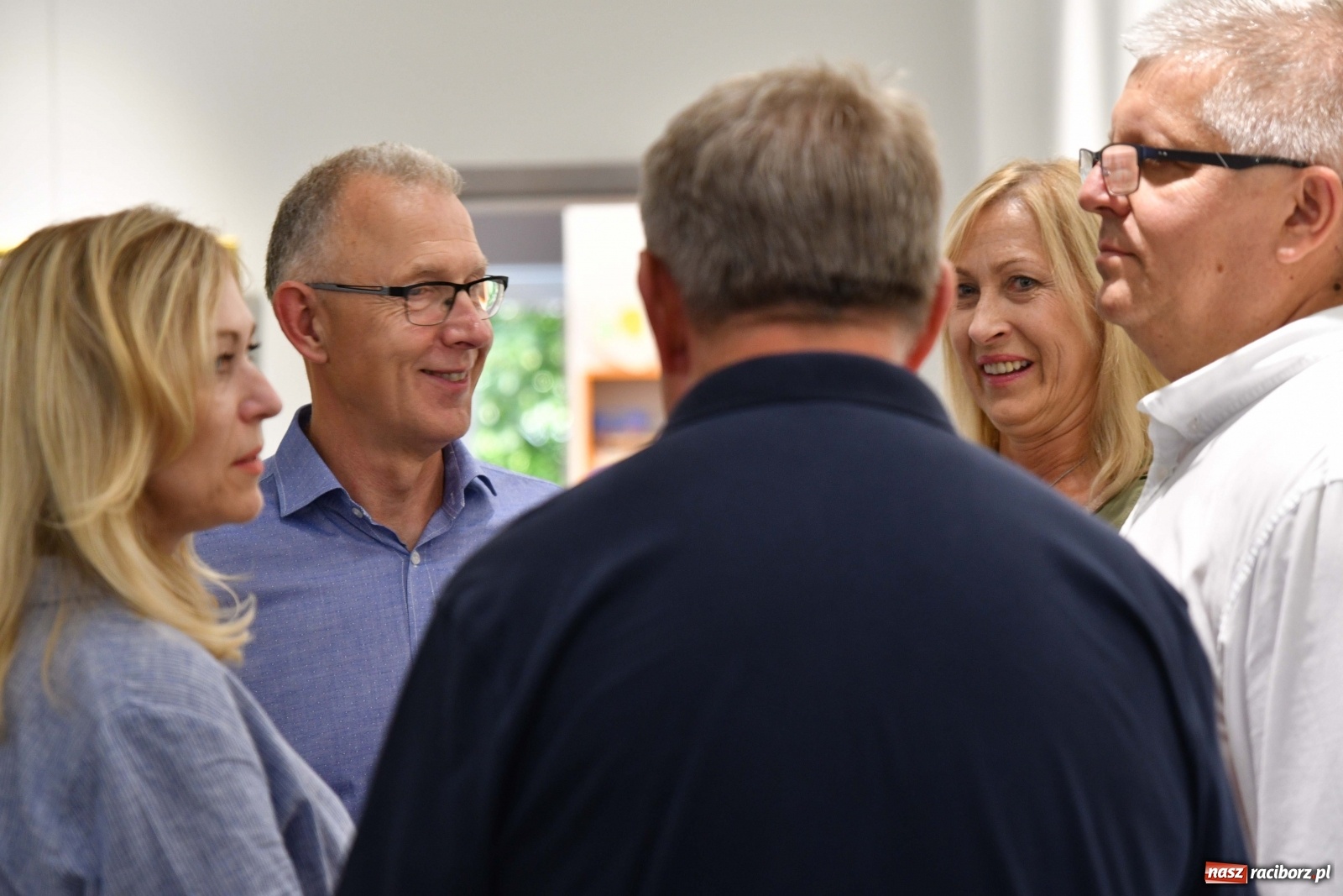 Zdjęcie w galerii na portalu naszraciborz.pl: Racibórz nieoczywisty. Obrazy Piotra Wiedera w książnicy wiadomości z regionu