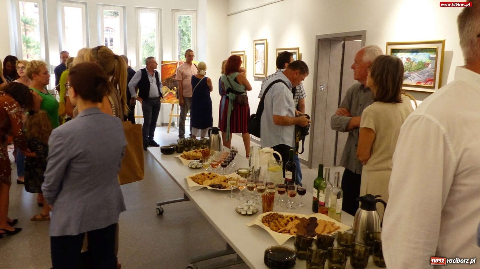 Zdjęcie w galerii na portalu naszraciborz.pl: Racibórz nieoczywisty. Obrazy Piotra Wiedera w książnicy wiadomości z regionu