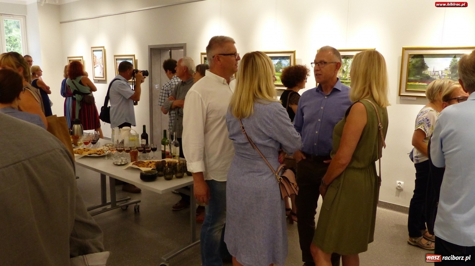 Zdjęcie w galerii na portalu naszraciborz.pl: Racibórz nieoczywisty. Obrazy Piotra Wiedera w książnicy wiadomości z regionu