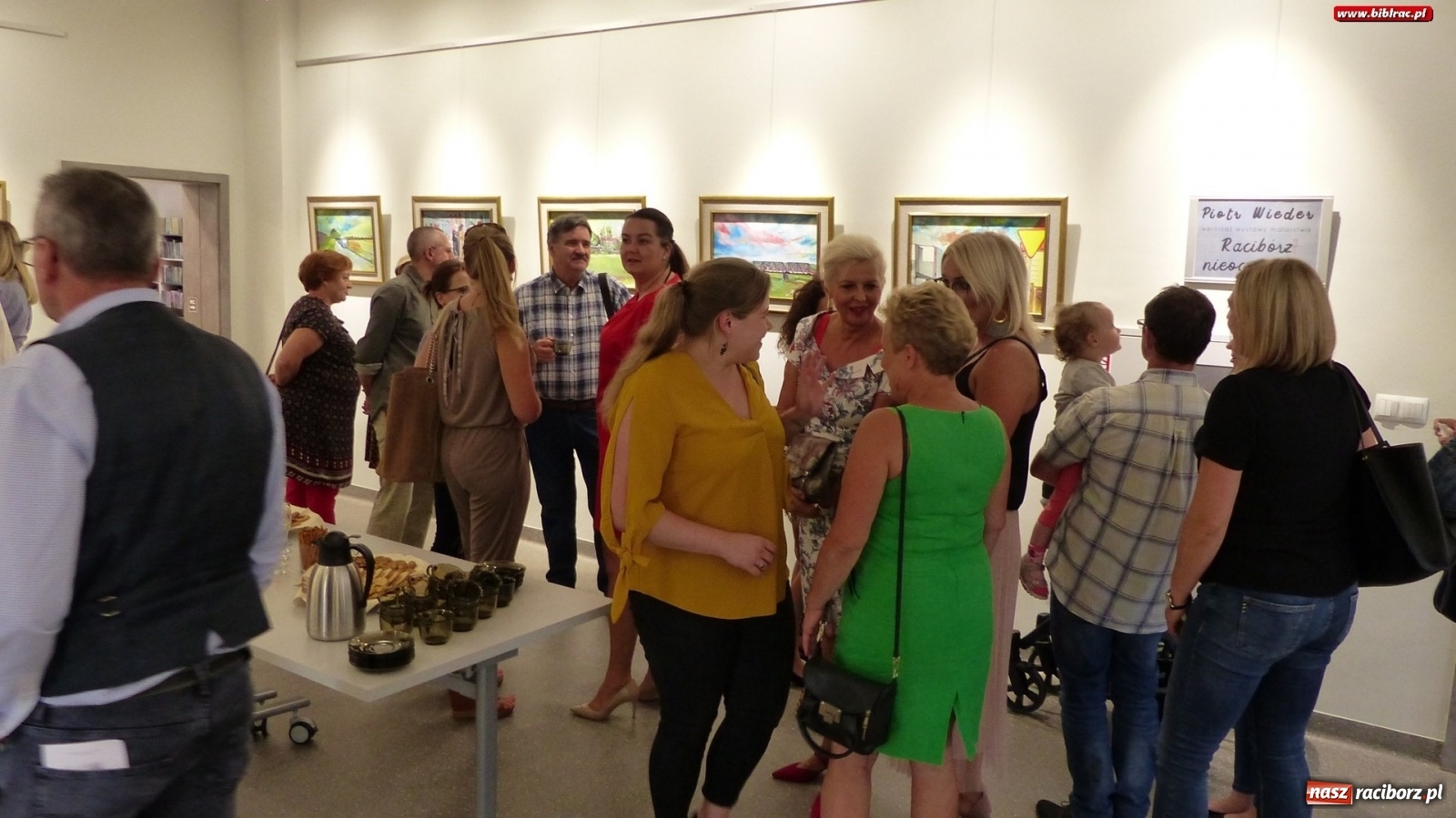 Zdjęcie w galerii na portalu naszraciborz.pl: Racibórz nieoczywisty. Obrazy Piotra Wiedera w książnicy wiadomości z regionu