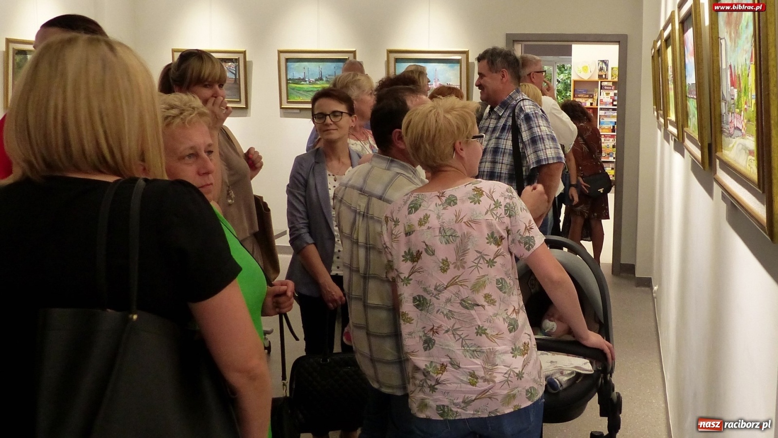 Zdjęcie w galerii na portalu naszraciborz.pl: Racibórz nieoczywisty. Obrazy Piotra Wiedera w książnicy wiadomości z regionu