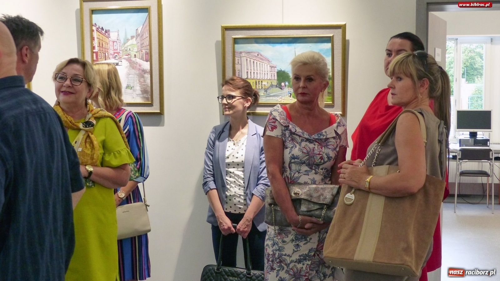 Zdjęcie w galerii na portalu naszraciborz.pl: Racibórz nieoczywisty. Obrazy Piotra Wiedera w książnicy wiadomości z regionu