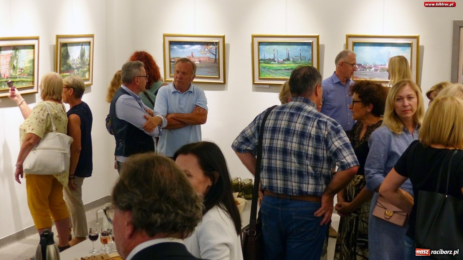 Zdjęcie w galerii na portalu naszraciborz.pl: Racibórz nieoczywisty. Obrazy Piotra Wiedera w książnicy wiadomości z regionu