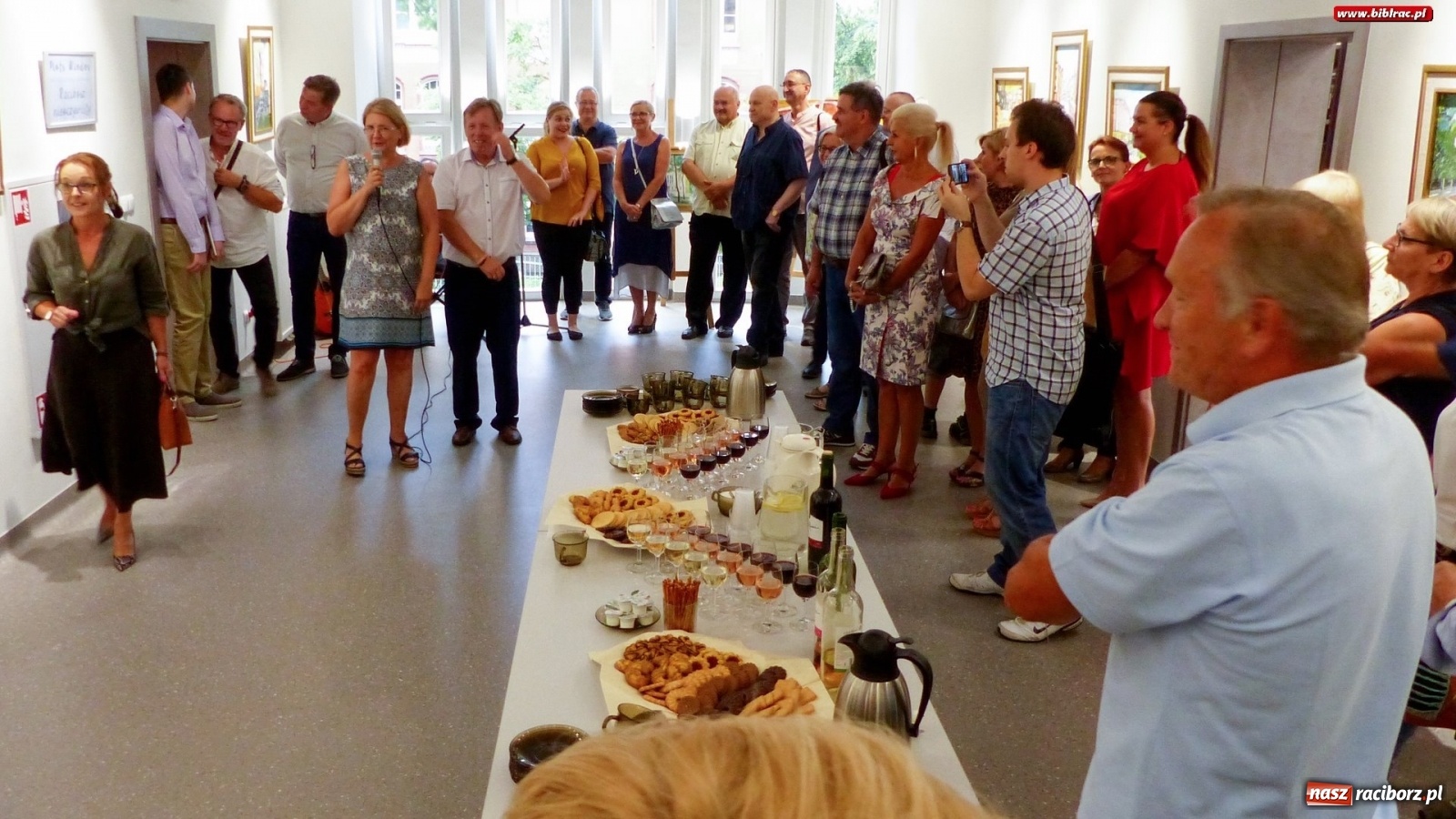 Zdjęcie w galerii na portalu naszraciborz.pl: Racibórz nieoczywisty. Obrazy Piotra Wiedera w książnicy wiadomości z regionu