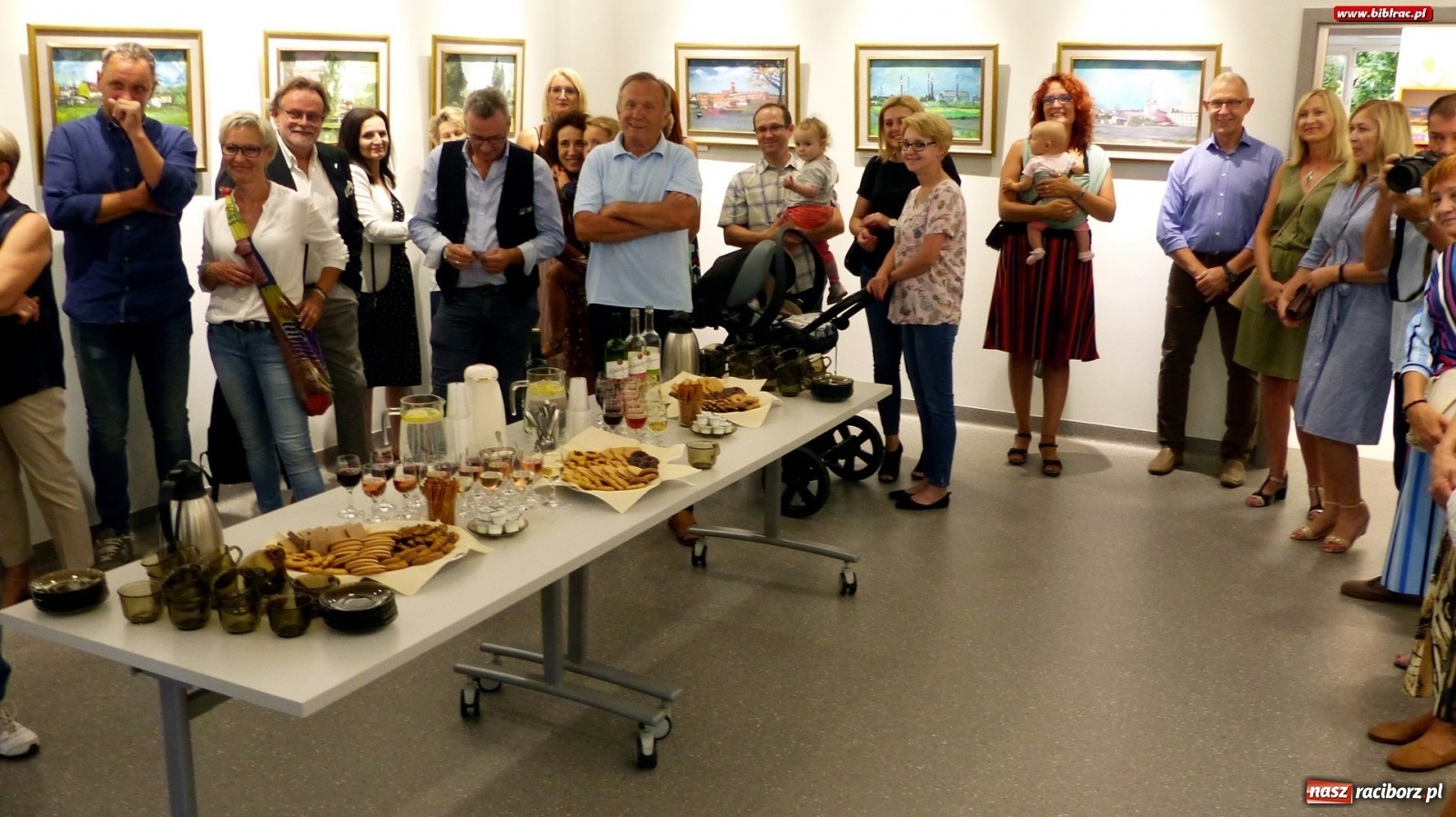 Zdjęcie w galerii na portalu naszraciborz.pl: Racibórz nieoczywisty. Obrazy Piotra Wiedera w książnicy wiadomości z regionu