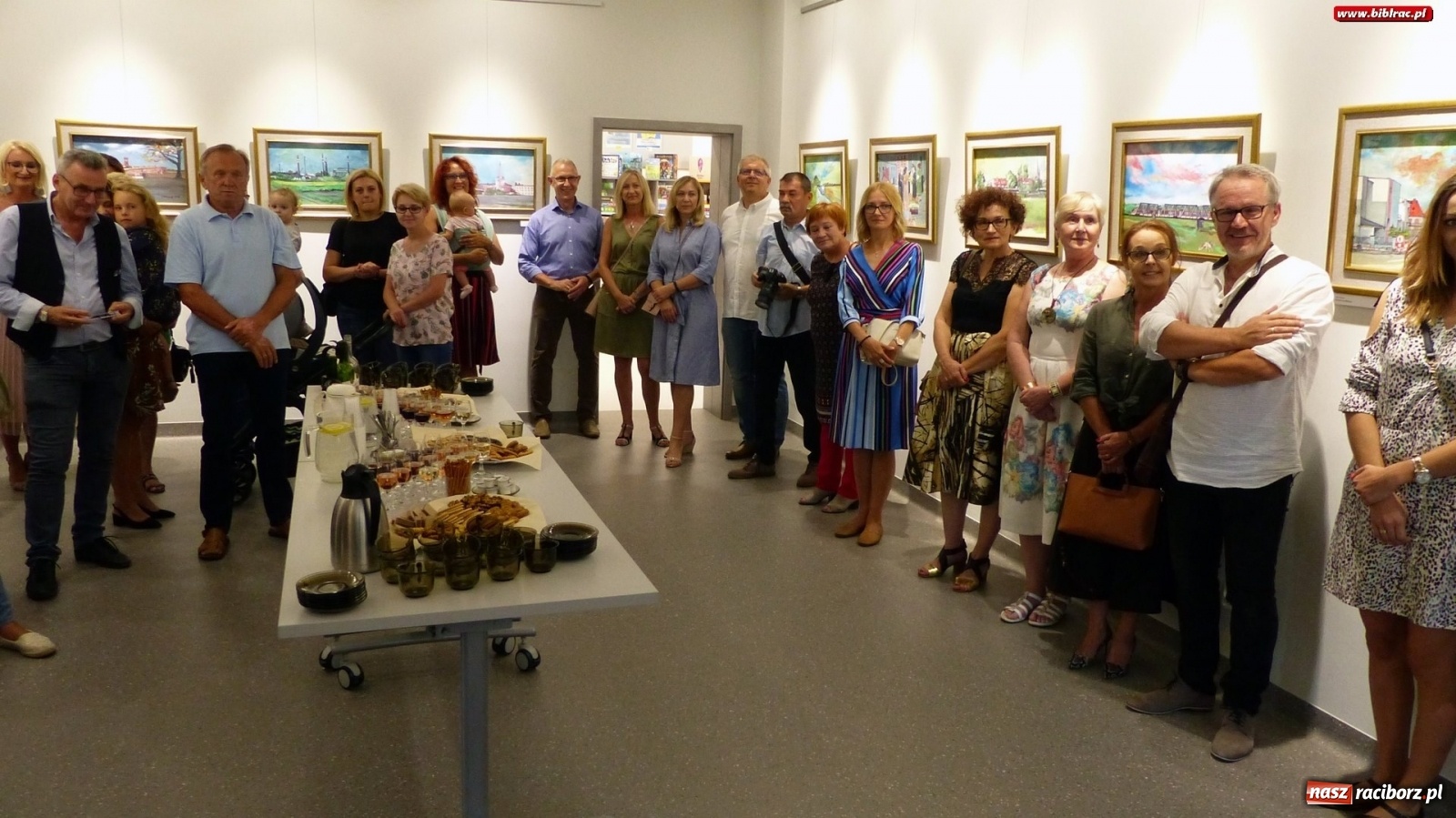 Zdjęcie w galerii na portalu naszraciborz.pl: Racibórz nieoczywisty. Obrazy Piotra Wiedera w książnicy wiadomości z regionu