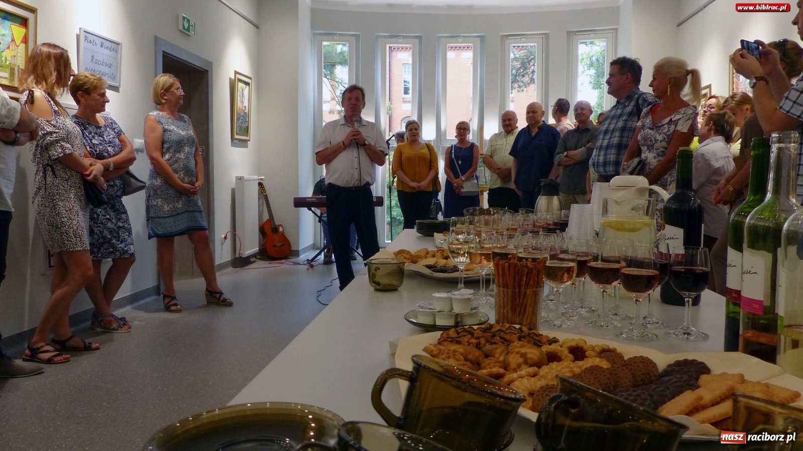 Zdjęcie w galerii na portalu naszraciborz.pl: Racibórz nieoczywisty. Obrazy Piotra Wiedera w książnicy wiadomości z regionu