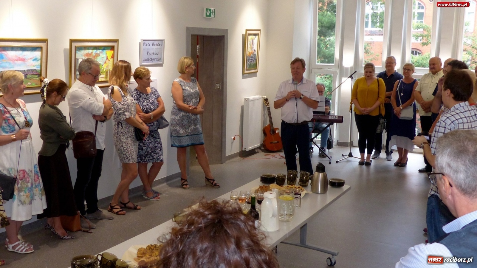 Zdjęcie w galerii na portalu naszraciborz.pl: Racibórz nieoczywisty. Obrazy Piotra Wiedera w książnicy wiadomości z regionu