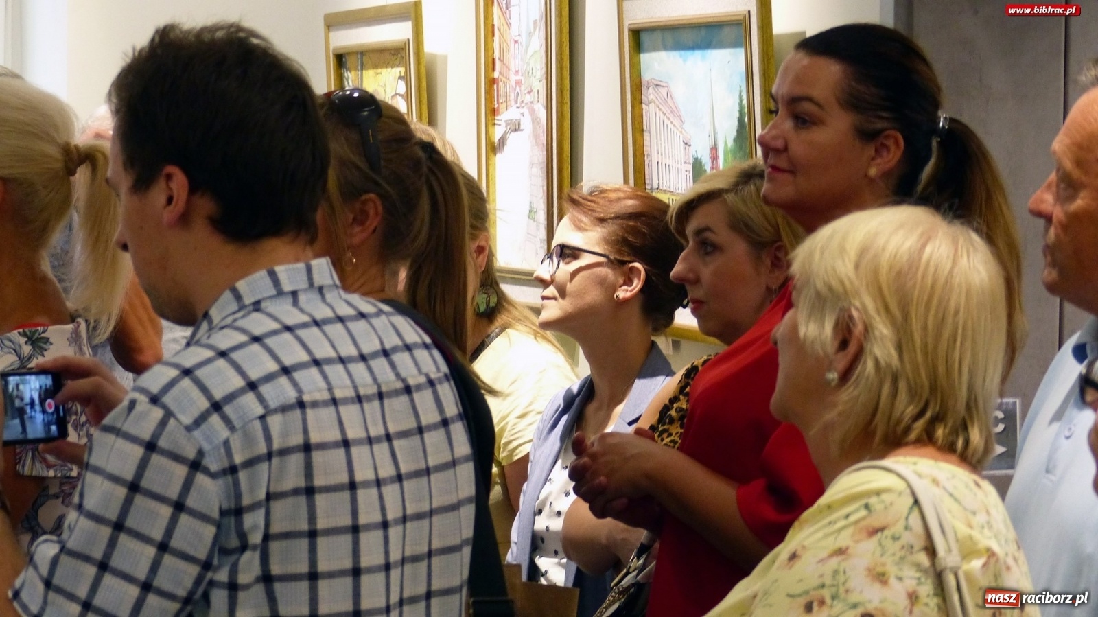 Zdjęcie w galerii na portalu naszraciborz.pl: Racibórz nieoczywisty. Obrazy Piotra Wiedera w książnicy wiadomości z regionu