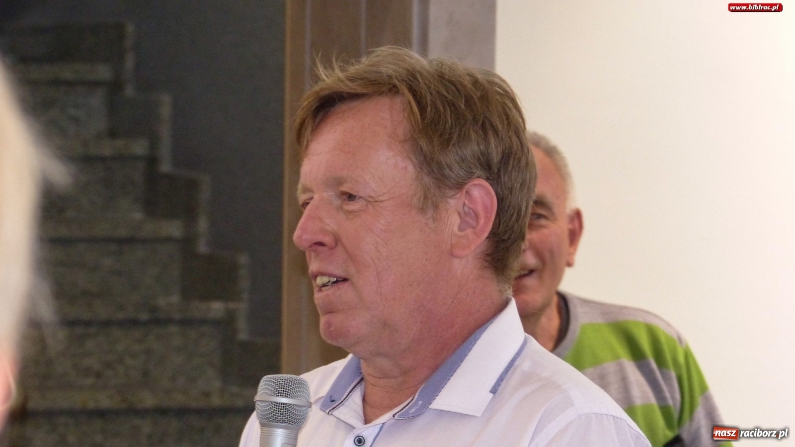 Zdjęcie w galerii na portalu naszraciborz.pl: Racibórz nieoczywisty. Obrazy Piotra Wiedera w książnicy wiadomości z regionu