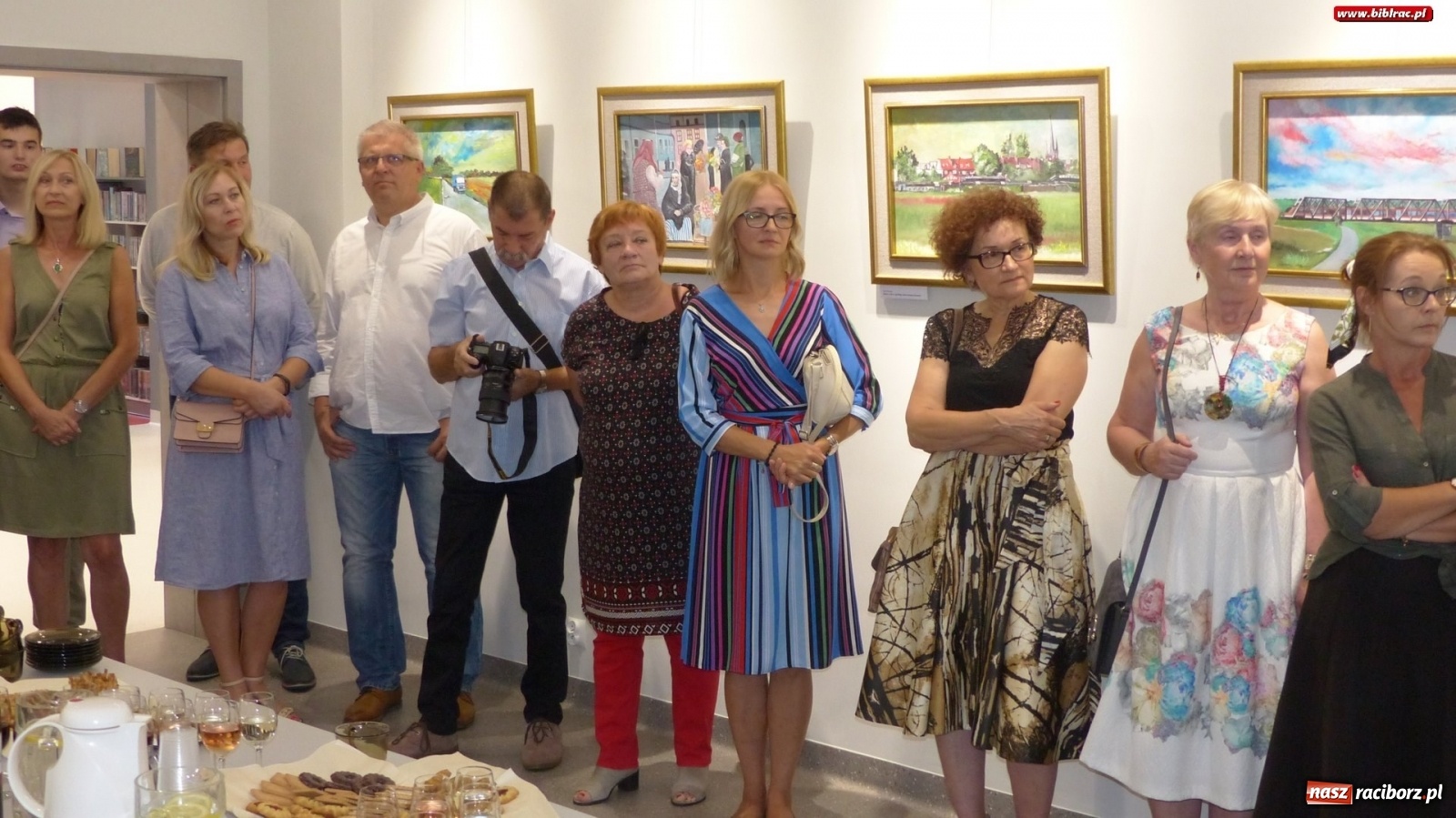 Zdjęcie w galerii na portalu naszraciborz.pl: Racibórz nieoczywisty. Obrazy Piotra Wiedera w książnicy wiadomości z regionu